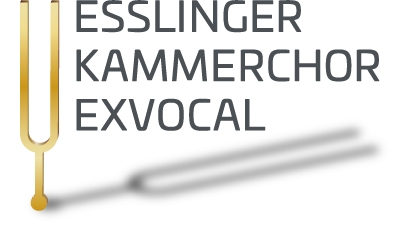 Logo des Esslinger Kammerchor ExVocal: Der Schriftzug ist eingerahmt von einer goldenen Stimmgabel links und ihrem Schatten unten